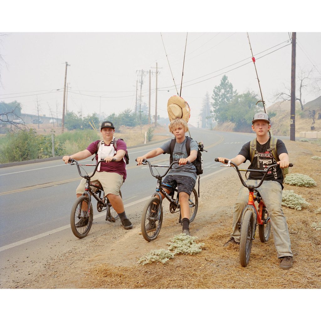 Pearson Road. Trois adolescents partent pêcher au matin, dans la fumée du Dixie Fire qui brûle depuis quelques jours non loin de Paradise. – juillet 2021.