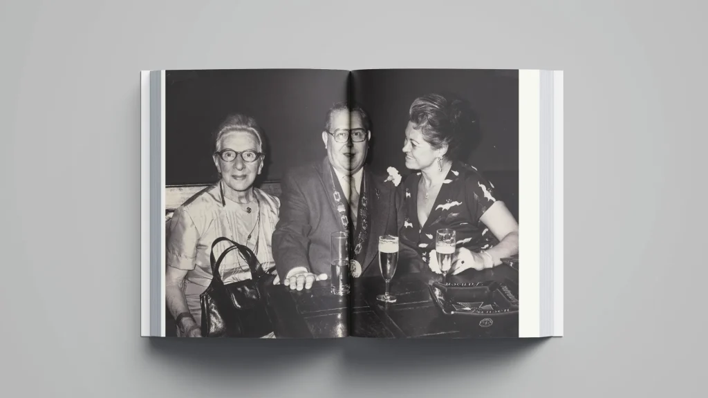 MAN_BOOK_003_2160x
